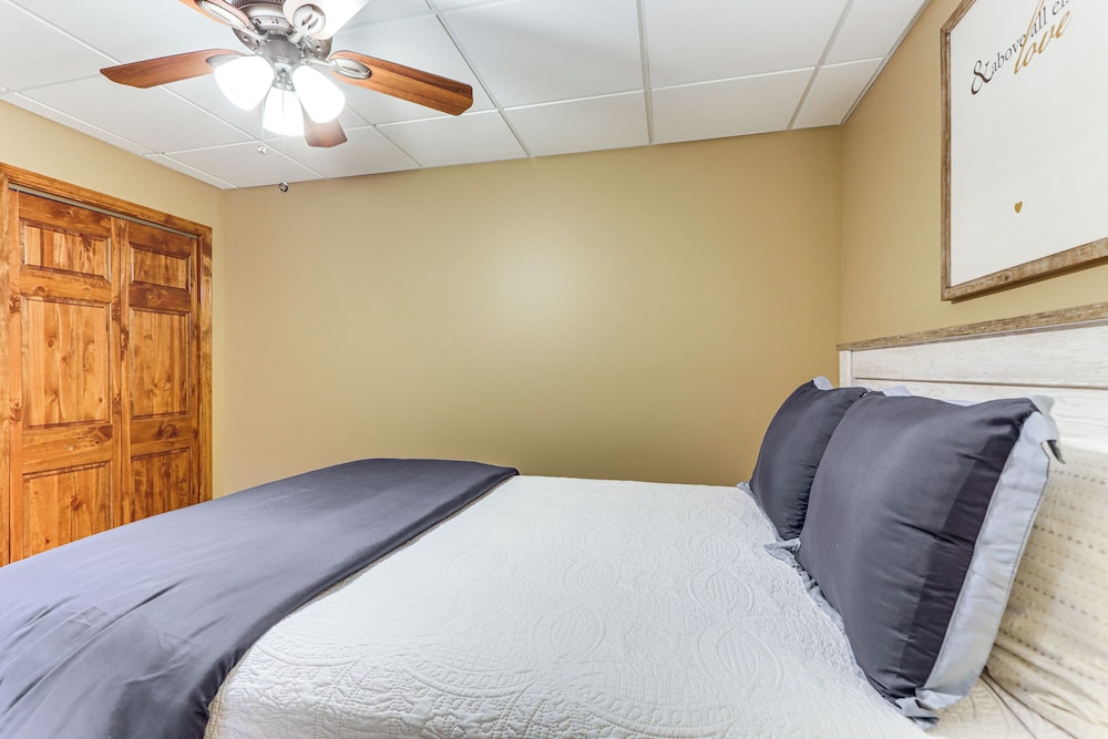 Game Room & Fireplaces: Group Dahlonega Getaway