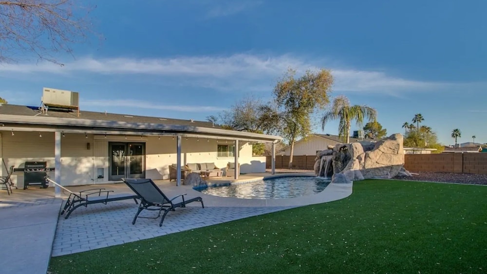 Relaxing 4 Bdrm Retreat in the Heart of Scottsdale
