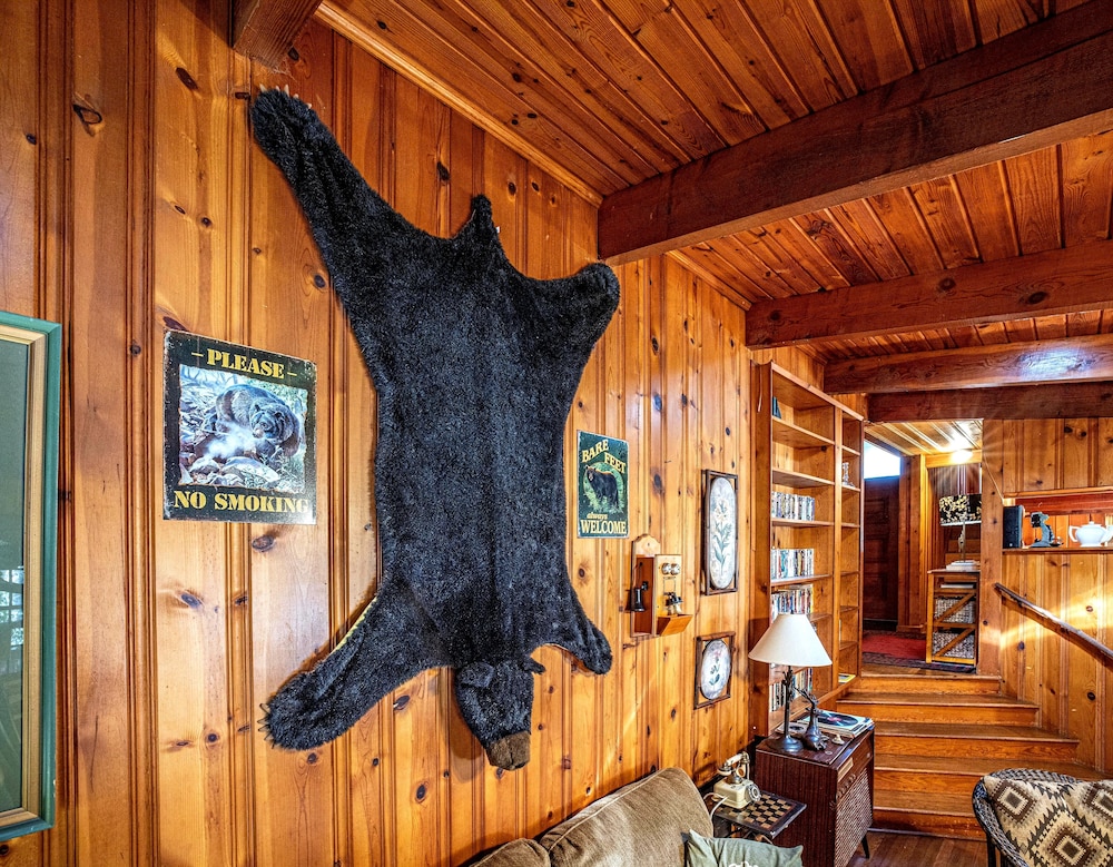 Bear Creek Lodge and Cabins in Helen Ga - Pet Friendly, River on Property, Walking Distance to downtown Helen