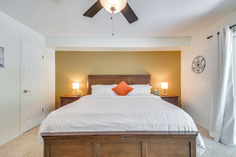 Hike, Boat & More: Cabin w/ Hot Tub in Ahwahnee!