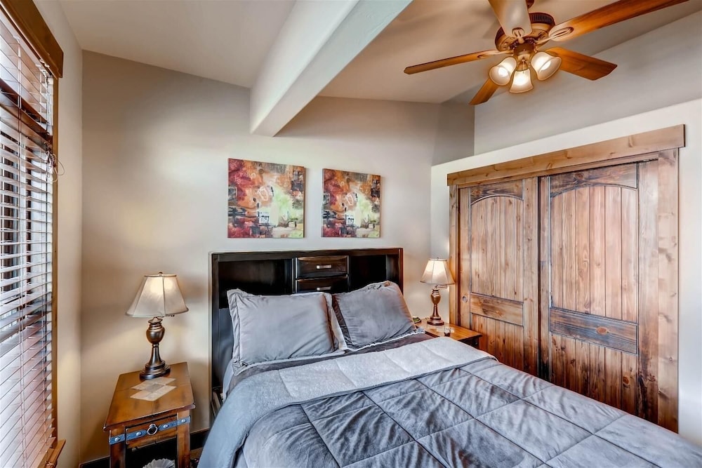 Boulevard Bend P2 3 Bedroom Condo by RedAwning