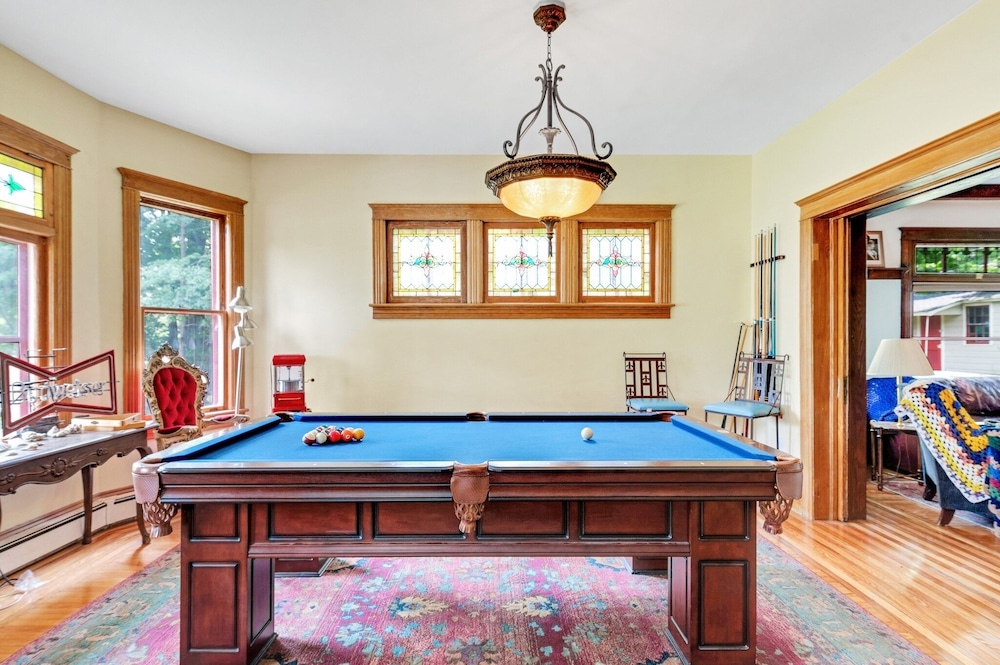 Spacious Victorian Home With Mountain Views And Lots Of Fun Extras!! 5 Bedroom Farmhouse by Redawning - Property Image 12