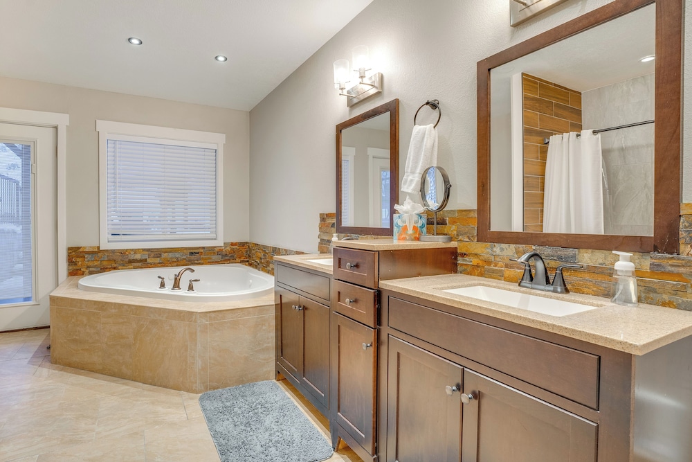 2 Blocks to Downton Chelan: Home w/ Hot Tub!