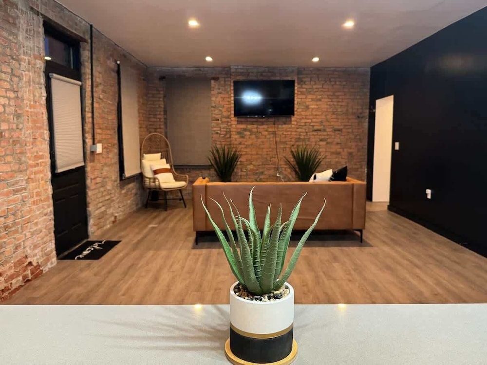 Jungle House Downtown Columbus – Modern Boutique Suites
