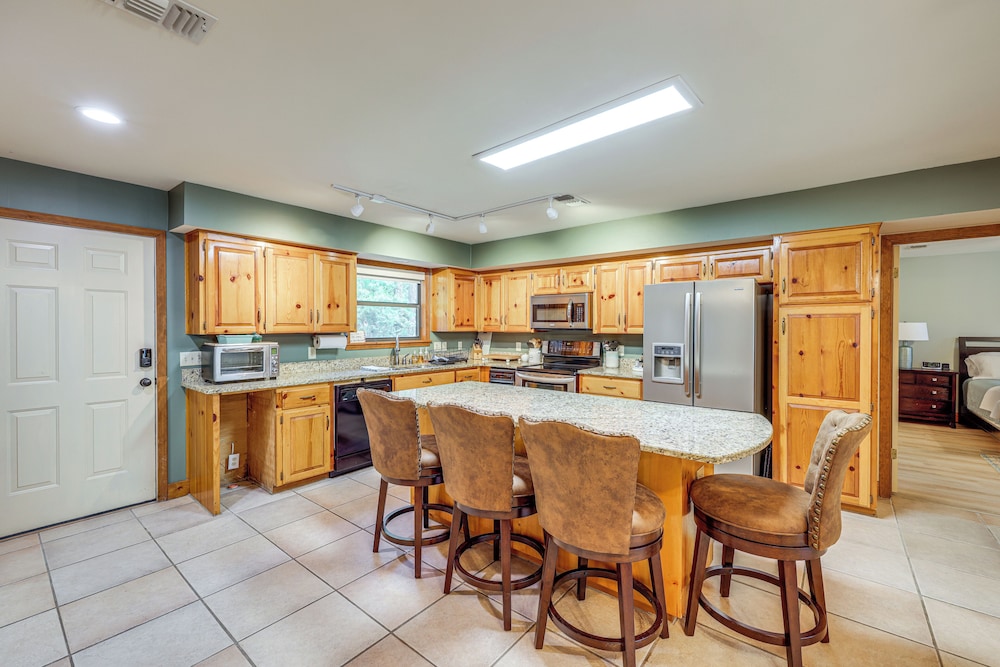 Waterfront Gem on Lake Martin w/ Kayaks & Dock!