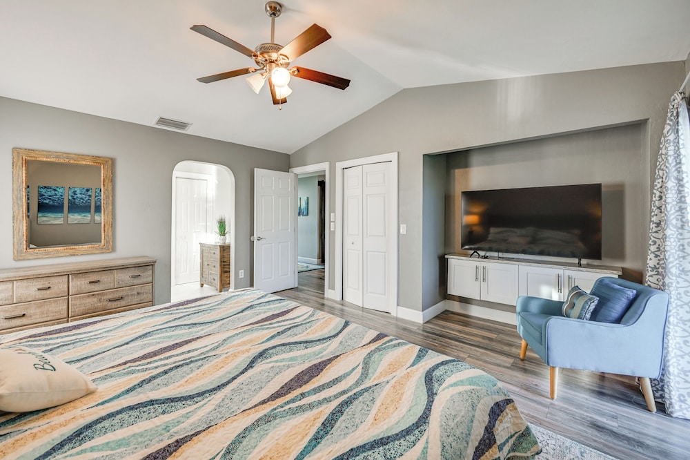 Walk to the Beach! Canal-front Marco Island Home