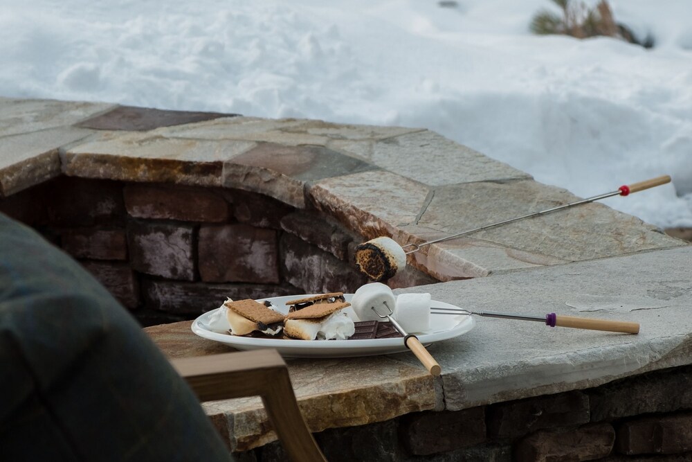 Maple by Avantstay Modern Mountain Home w Cozy Fire Pit 15 Mins frm Northstar