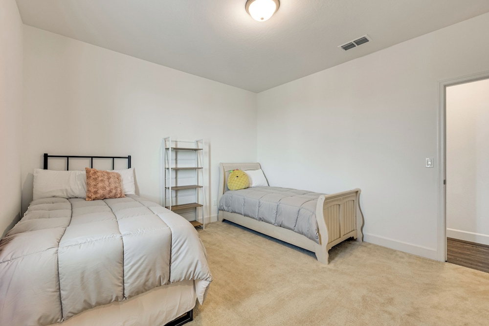 1 Mi to Golf! Spacious & Modern Home in Dinuba