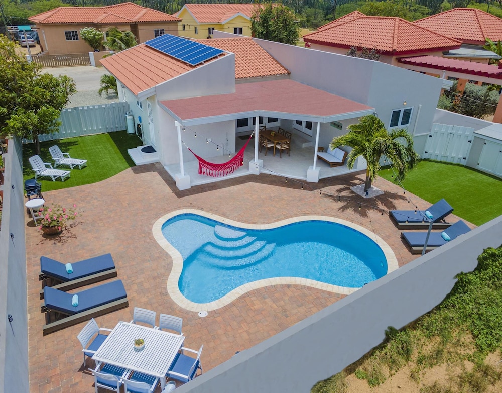 Beautiful 3br2ba Amazing Location w Private Pool