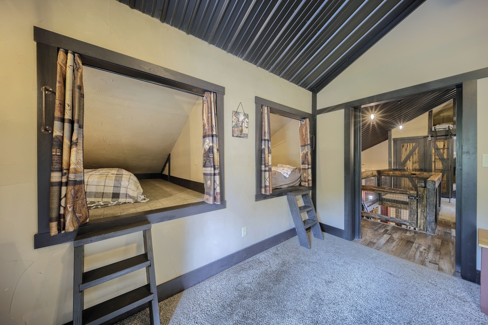 Willow Brook Getaway: Hot Tub, Deck in Mifflinburg