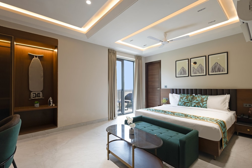 Saltstayz Premier Naraina Central Delhi