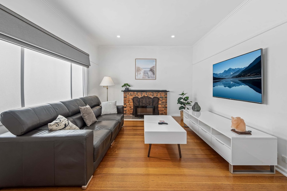 Spacious 3-bed With Outdoor Dining Near Airport