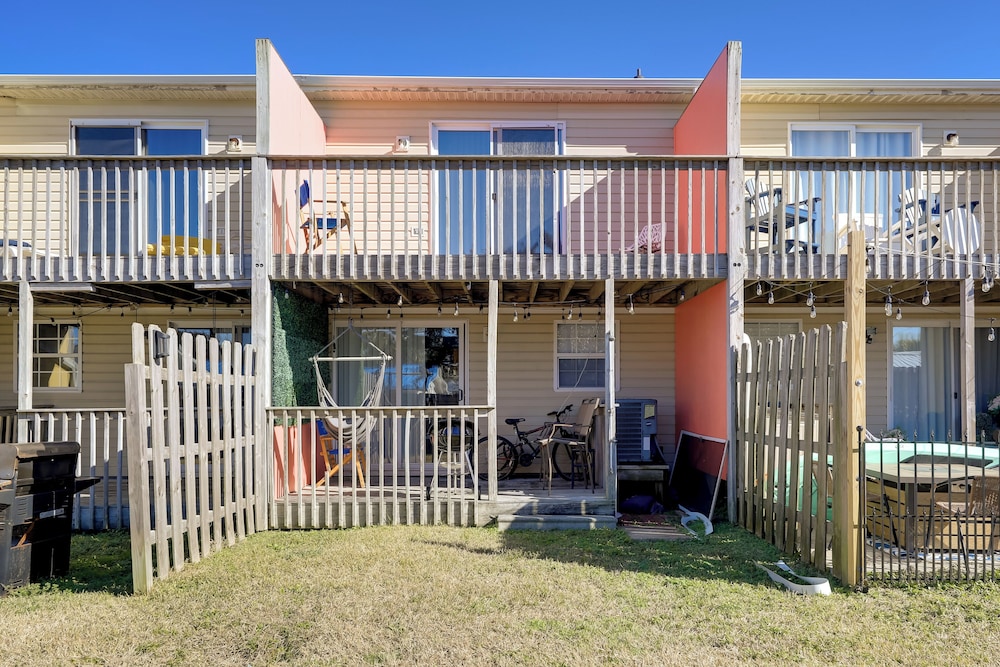 Walk to Atlantic Beach: Townhome w/ Patio!