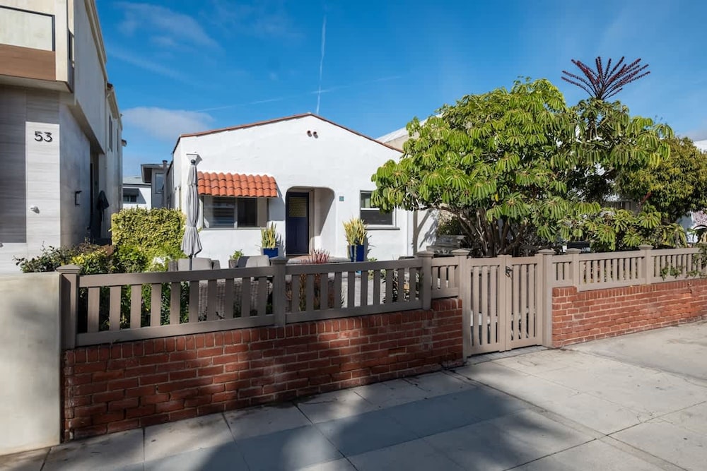 Beachside Bungalow 5 Minute Walk From the Shore