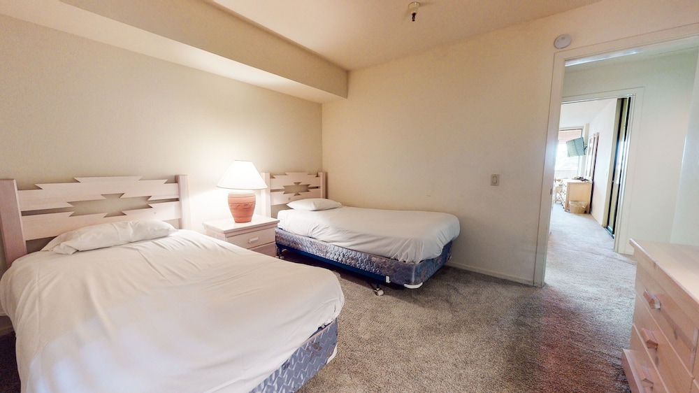 Bridges 105 Pet-Friendly. Ski-in Ski-out Condo with Beautiful Mountain Views and Private Washer Dryer by RedAwning