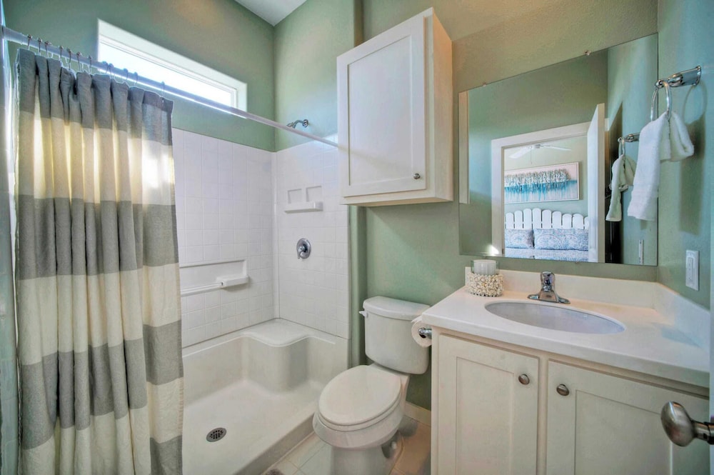Sleeps 24, 2 Homes Pool, Backyard Tiki Bar, Fire Pit, Cornhole Walk to Beach