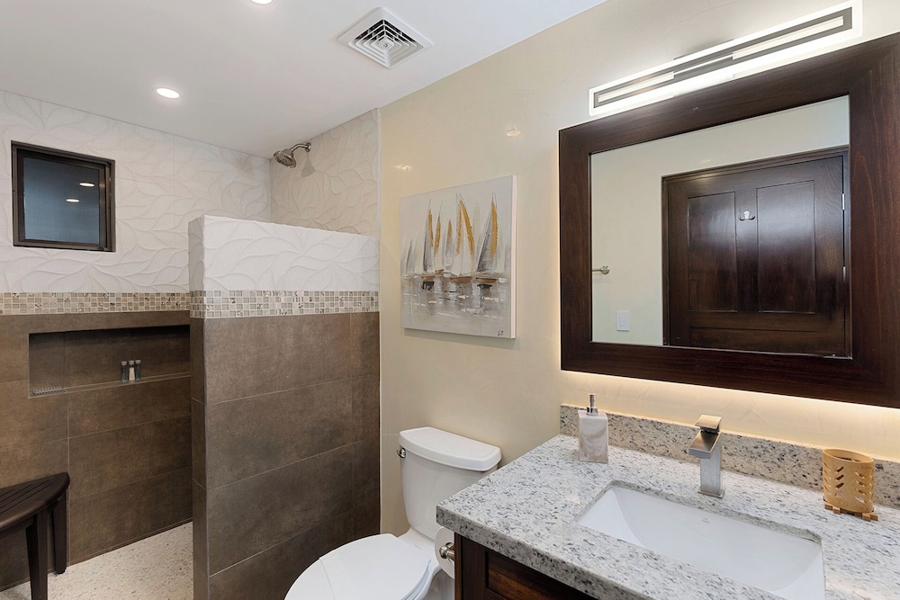 Stylish 2-Bedroom Beach Condo with Ocean-View Deck, Lush Pool Area & 2-Minute Walk to Flamingo Beach