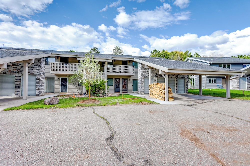 Carbondale Condo w/ Balcony & On-site Fly Fishing! view 5