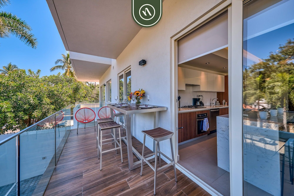 2BR Condo With Rooftop Pool - 2 Min Walk to Beach
