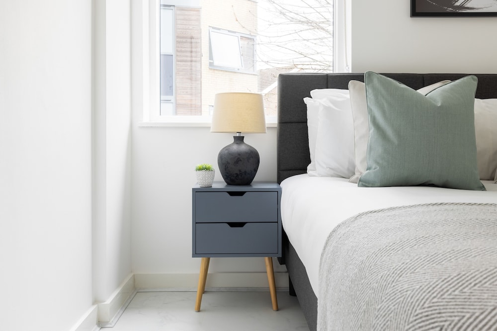 Luminous 2 Bed Balcony Flat in Islington