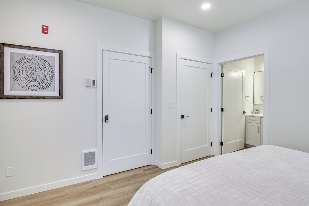 Walk to Beaches: Modern Townhome in Lincoln City!