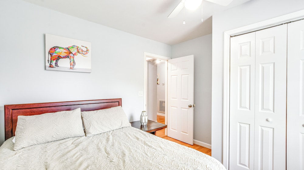 9 Mi to Downtown: Sanford Home w/ Hot Tub