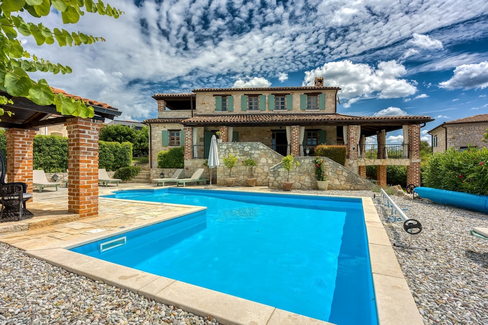 Vila Amyra With Pool