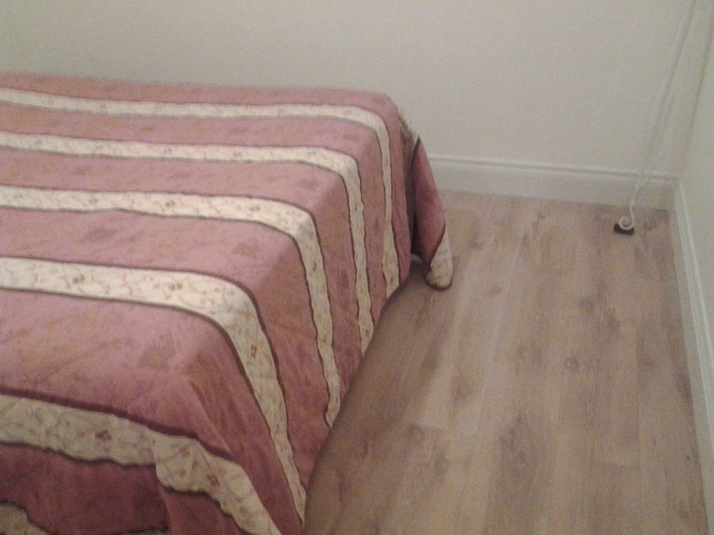 Galway 2-bed Apt, Sleeps 4, 5-min Walk to Station