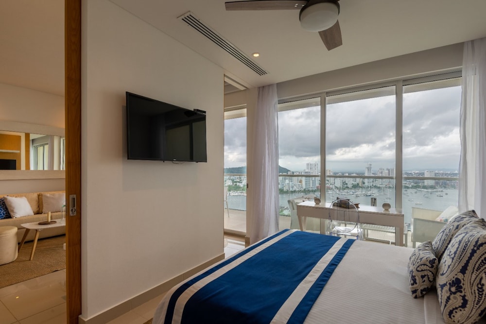 Classy 1 Bedroom Pool & Gym near Downtown view 2
