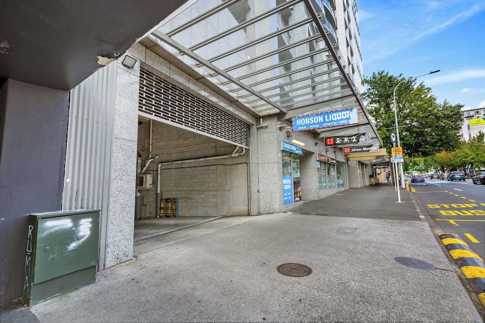 2BR Apt with Parking in Prime Spot Zodiak Stays