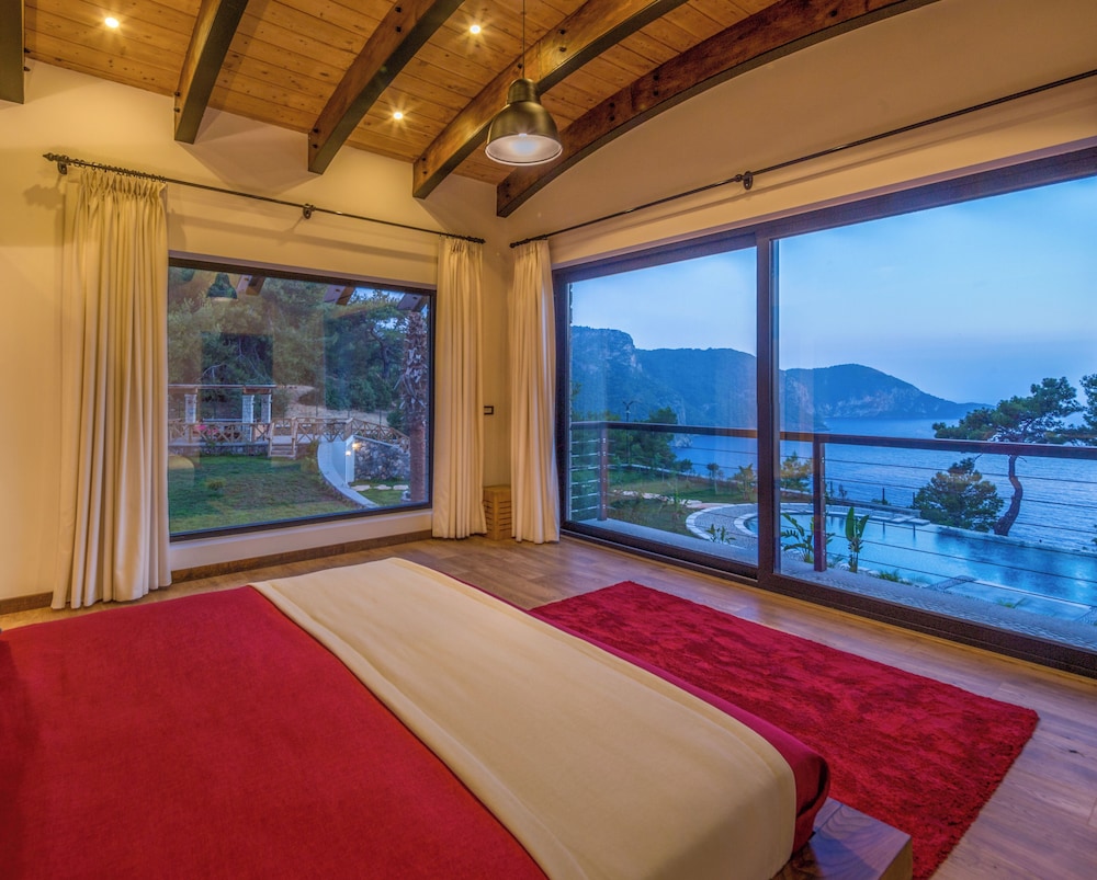 Private Island-Style Ultra Luxury Villa Estate