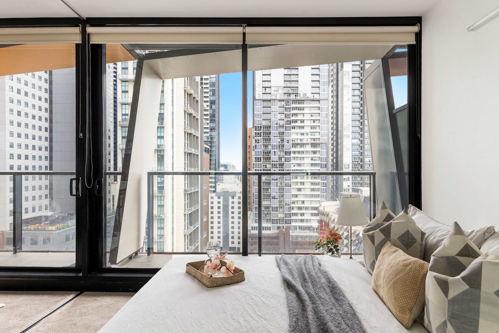 Cozy 2BR Apt, Steps From Melb Central With Parking