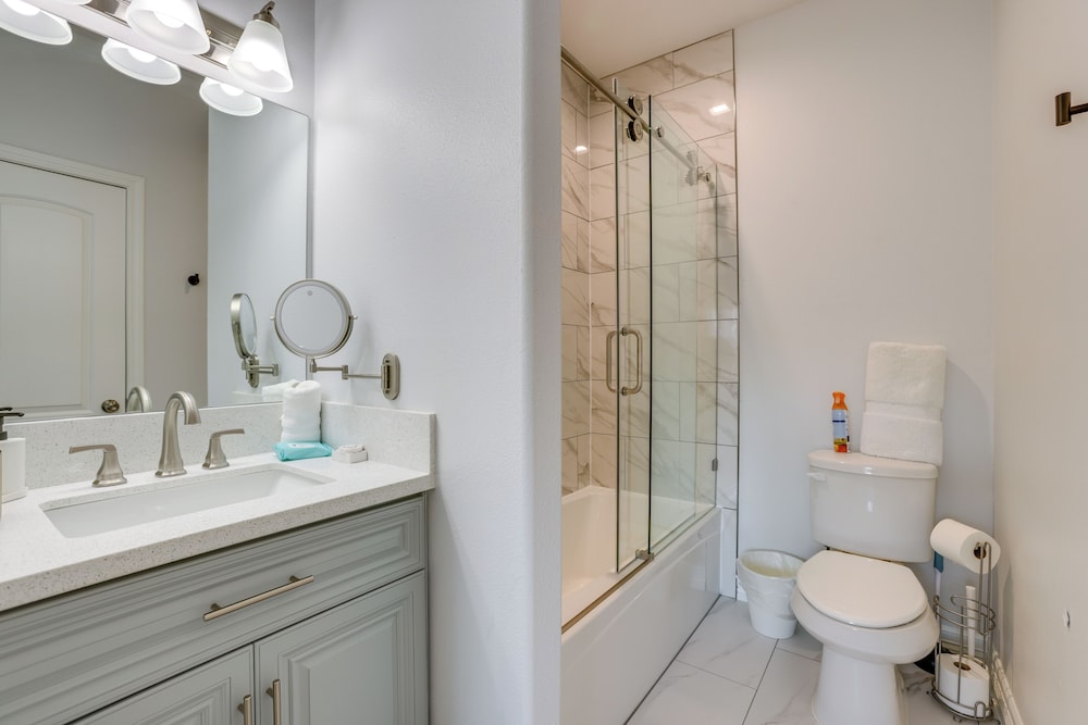 Yard & Workspaces: Luxe Duplex Unit in Houston