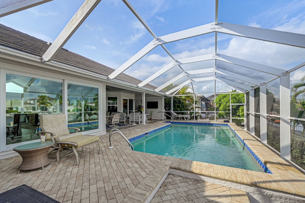 2 Mi to South Beach: Waterfront Home w/ Lanai!