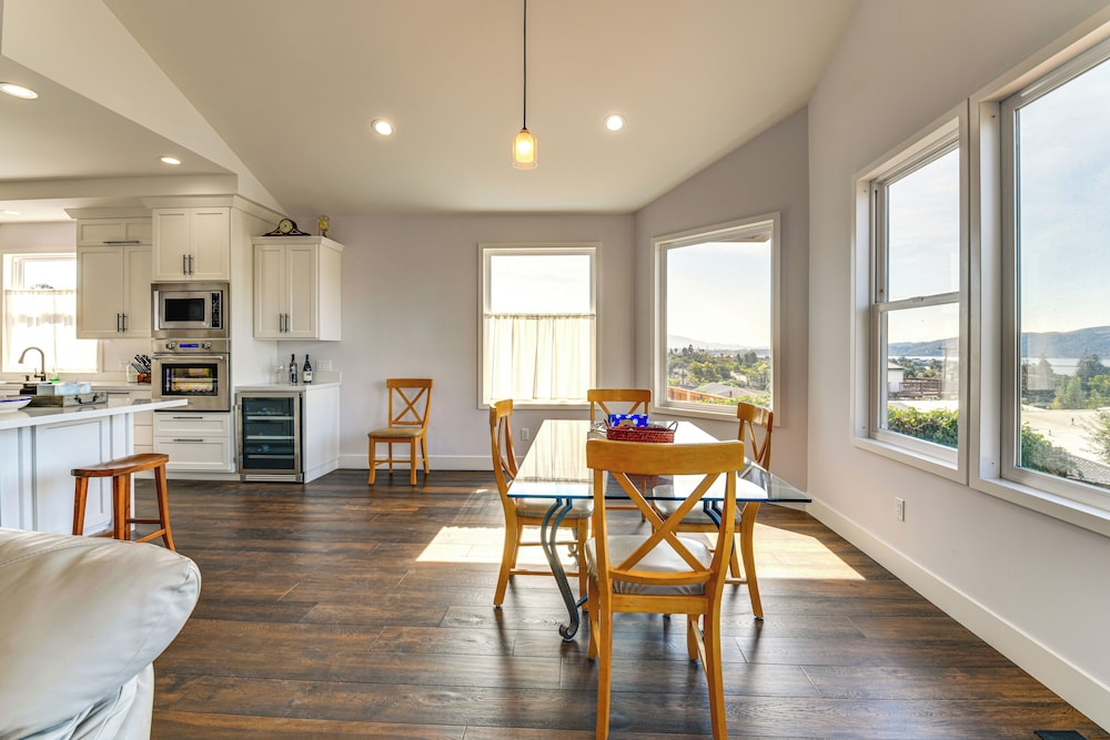 1 Mi to Downtown Benicia: Scenic Cliffside Escape
