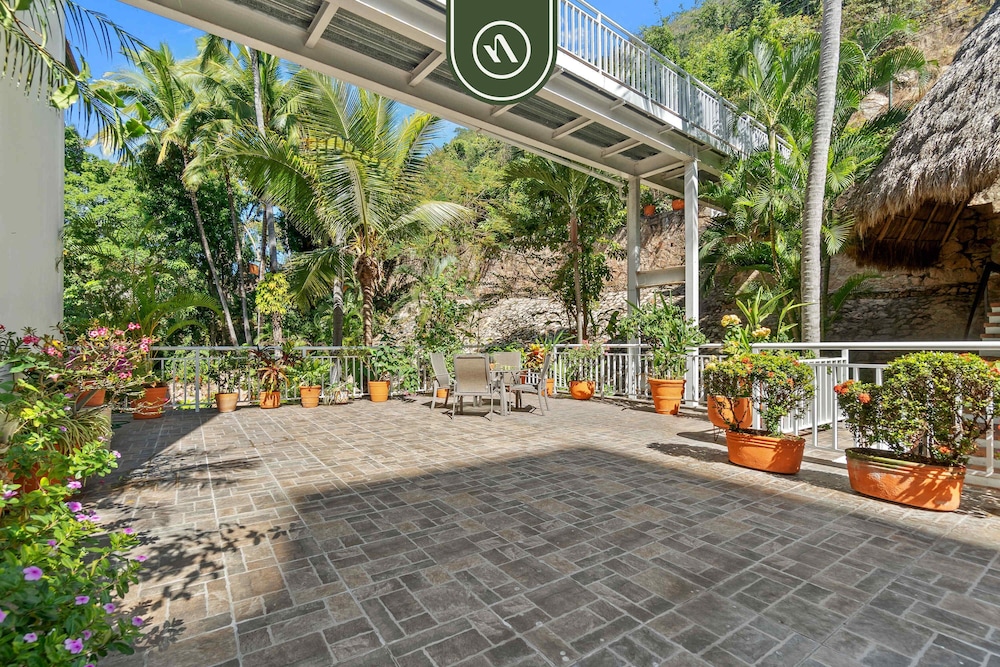 Oceanfront 2 BR Condo With Spectacular View - Pool