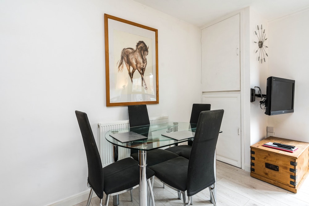 Luxury Islington Apartment With Balcony