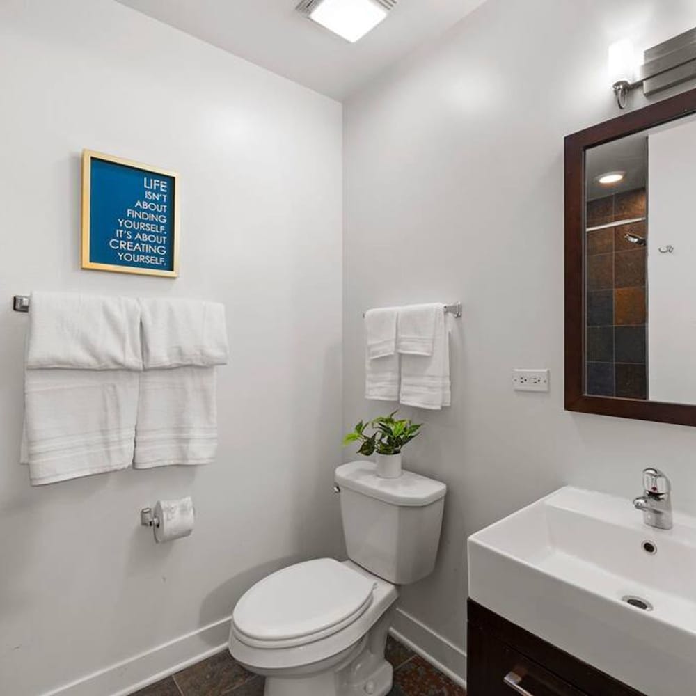 Sleek 2 Bed 2 Bath Condo in Trendy Fulton Market