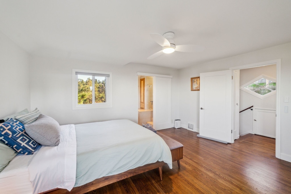 Charming 1933 Ridge-top Home With Stunning Views 4 Bedroom Home