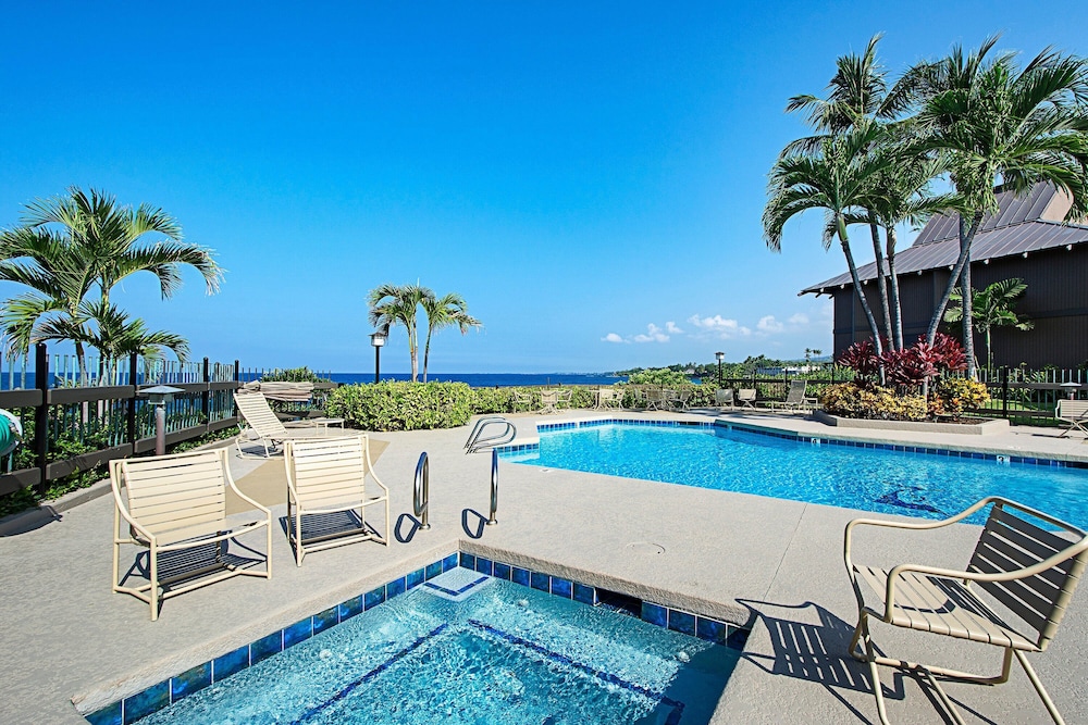 Beautiful Oceanfront - Air-conditioned - Sleeps 6 - Walk to Beach - Vrkcv