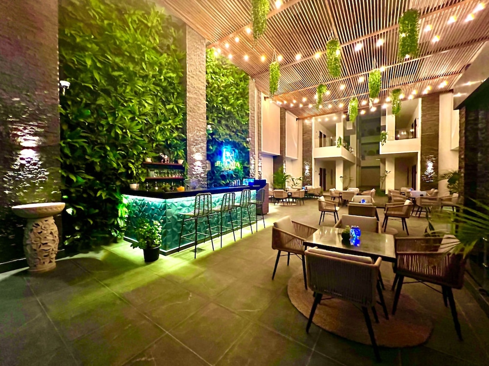 Bali Themed Luxury Spacious 3 Bed Balcony Pool Gym view 3