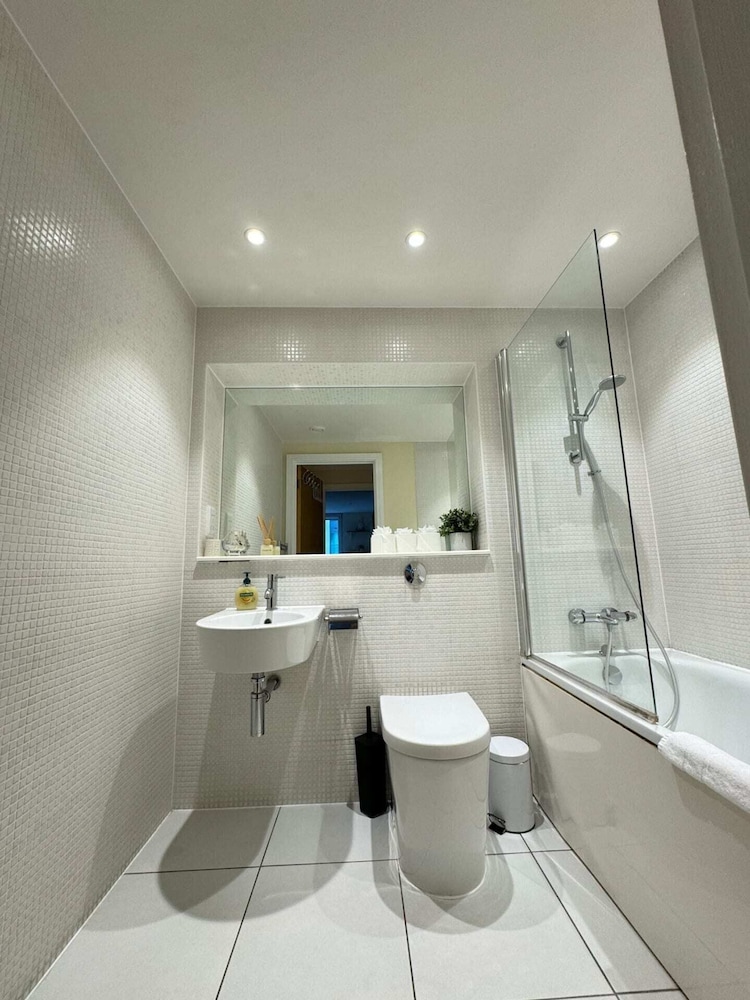 Contemporary 2BD Flat W/balcony Canary Wharf!