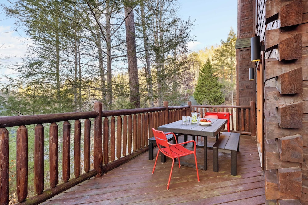 Redesigned, Hot Tub, Firepit, Billiards Pigeon Forge Riverbend by Avantstay