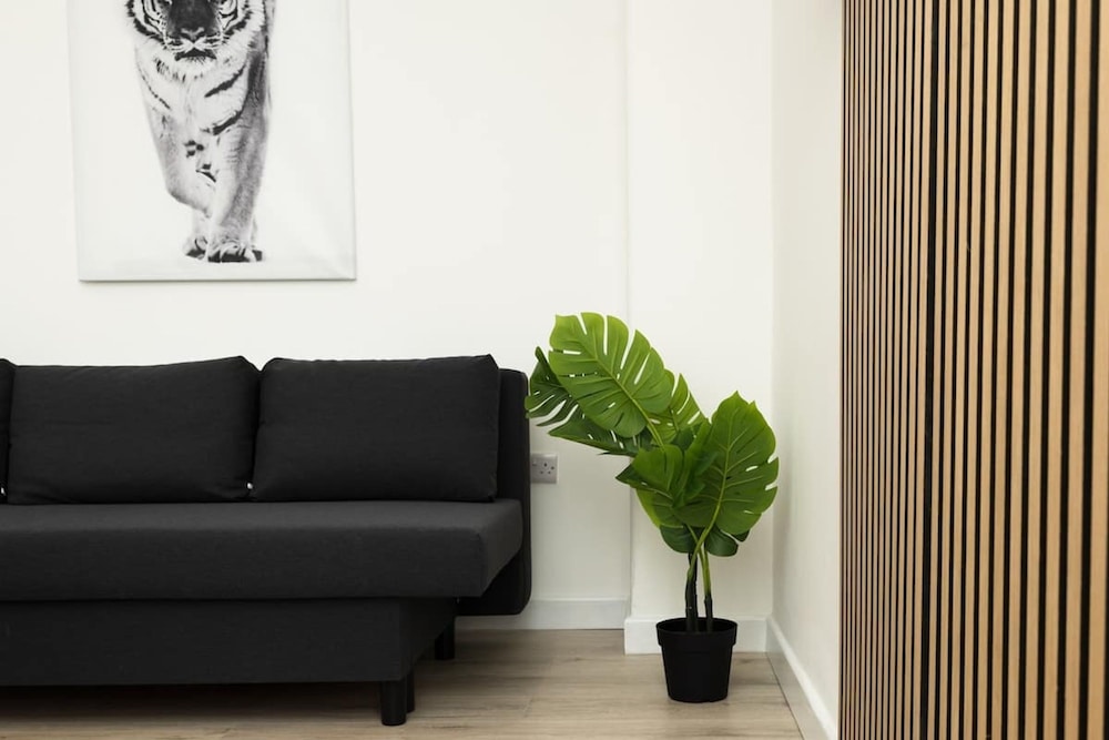 4 Bedrooms-2bath-free Parking