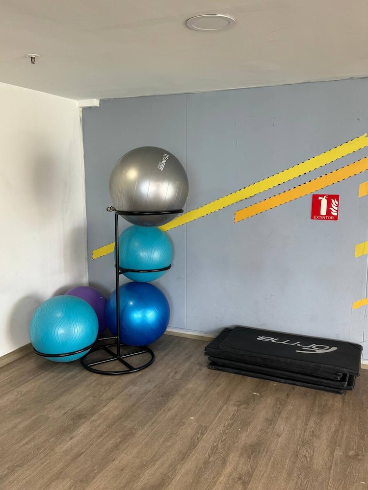 Stylish 1BR Getaway, Jacuzzi, Fireplace, Gym and AC