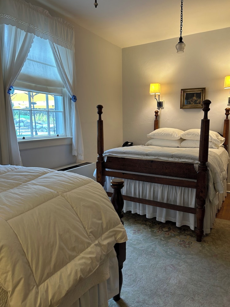 Historic General Lewis Inn
