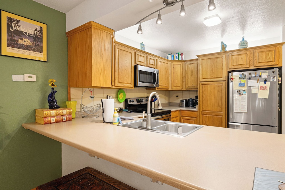 Sierra Pines Retreat Sleeps 6!