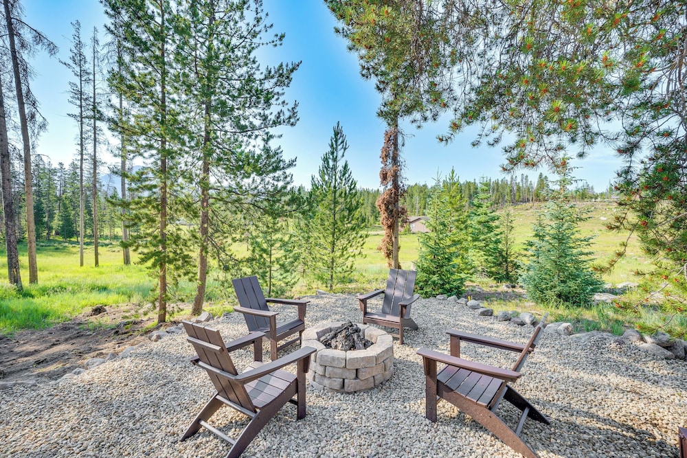 4 Mi to Rocky Mtn Nat'l Park: Cabin Near Town!