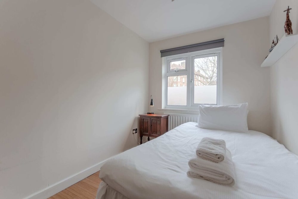 Well Located 2 Bedroom 1 Bath in Elephant & Castle