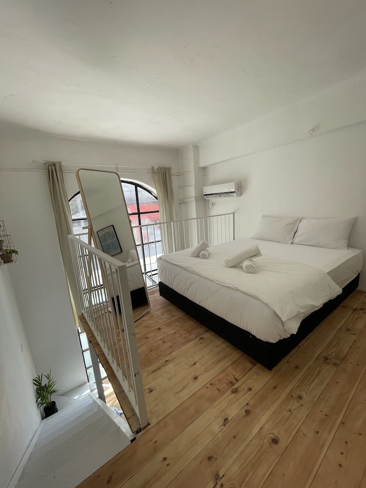 DeBlox living - Alhambra Apartments view 3